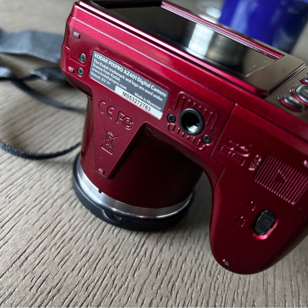 Kodak Metallic Red Bridge Camera with Black Grip and Silver Lens Ring - Picture 5 of 6